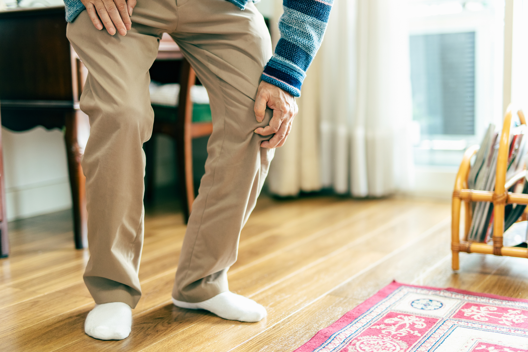 【秋に悪化する膝の痛み…原因と自宅でできるケア法】