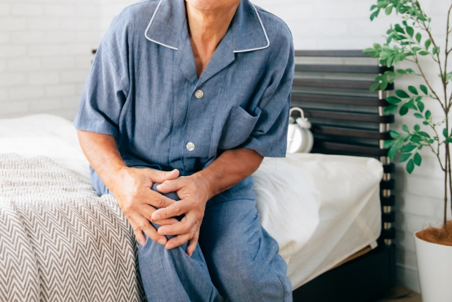 朝の膝の痛みの原因とは？階段・立ち上がりが辛い時のセルフケアと対処法