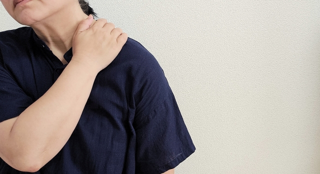 五十肩の初期症状とは？寒い時期に悪化しやすい肩の痛みの注意点