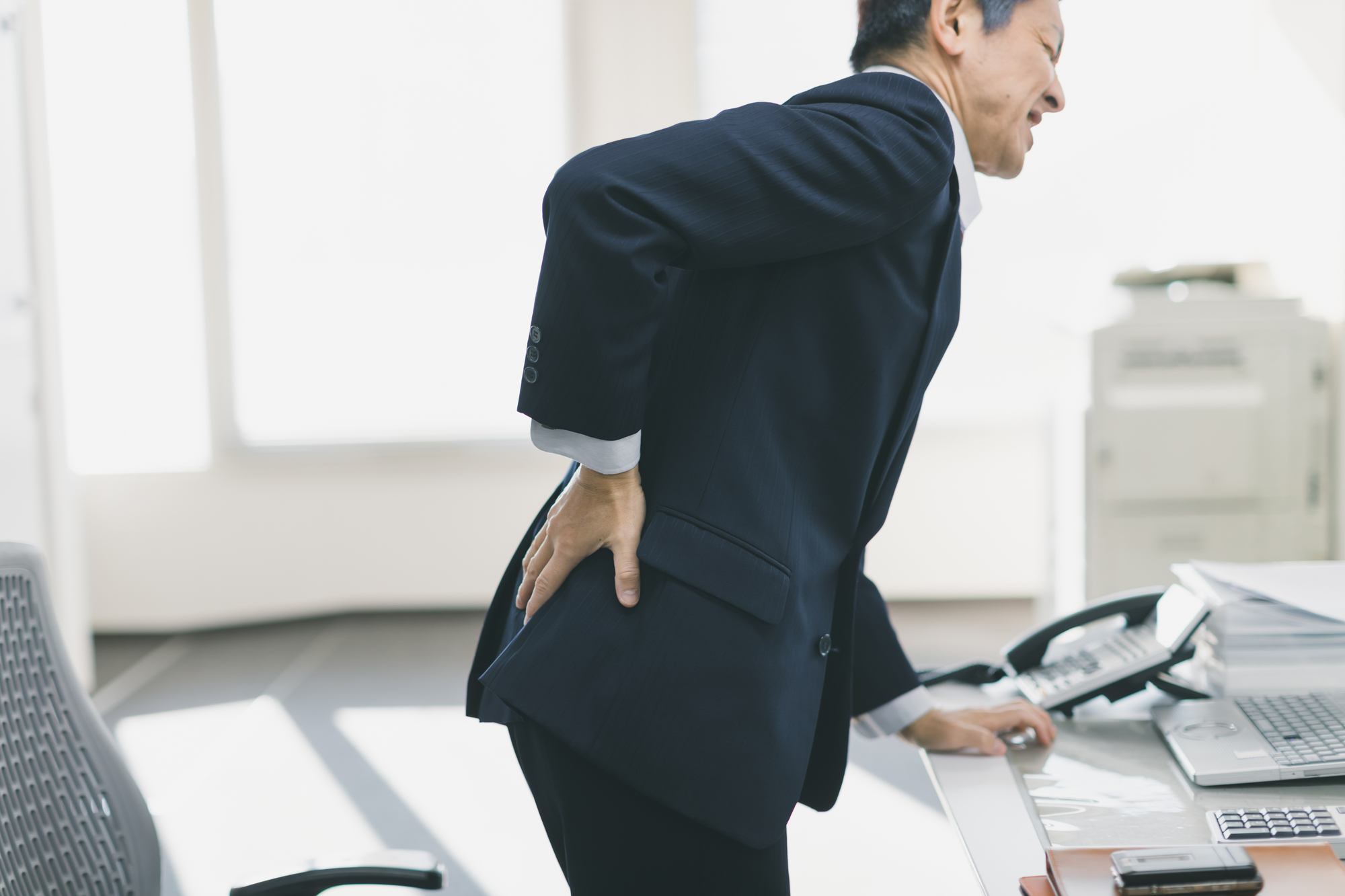 立ち上がる時に腰が痛い原因とは？慢性腰痛になりやすい理由と自宅ケア