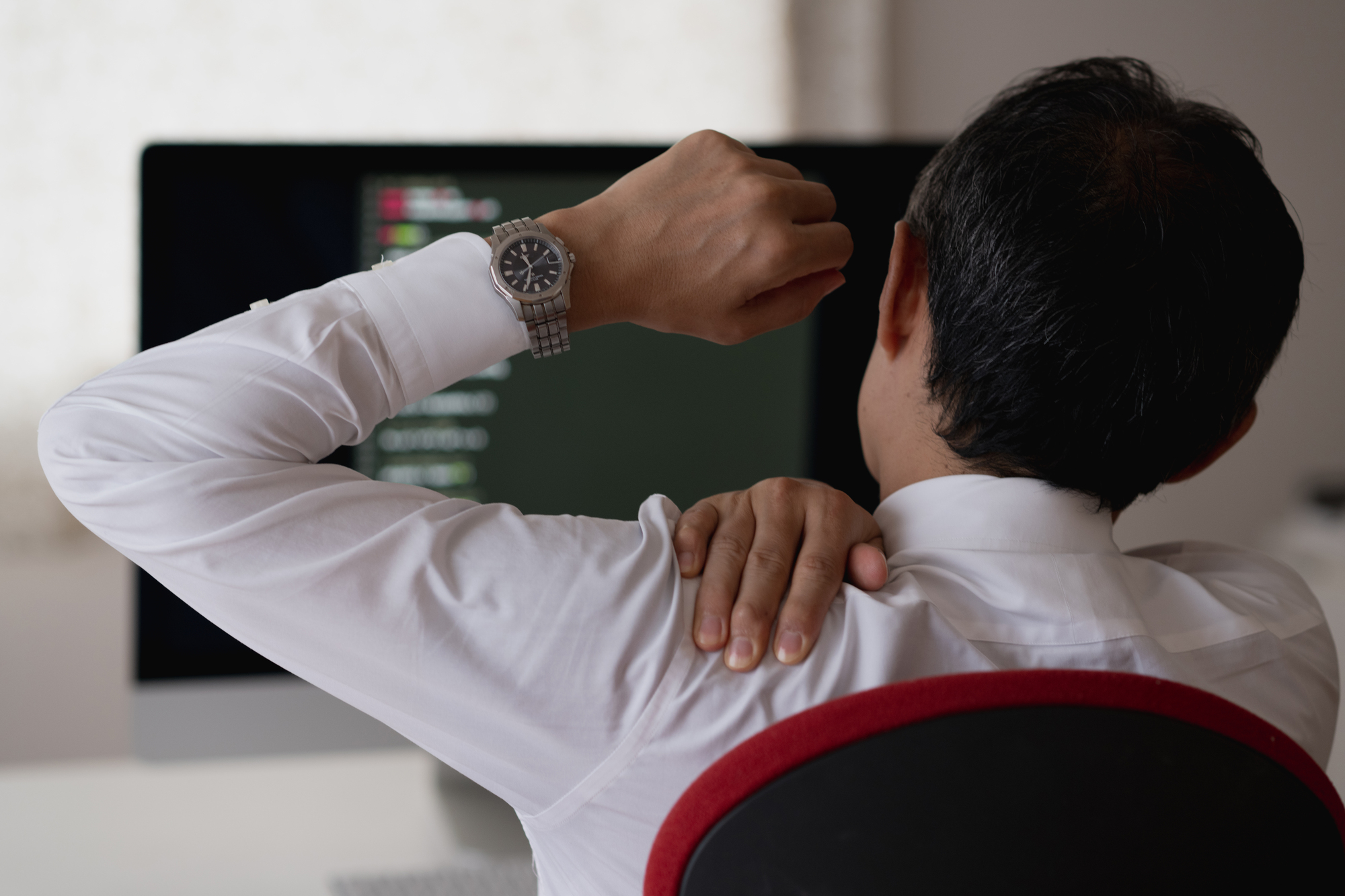 肩こりの原因は筋肉の硬さ？慢性的な肩こりが改善しにくい本当の理由