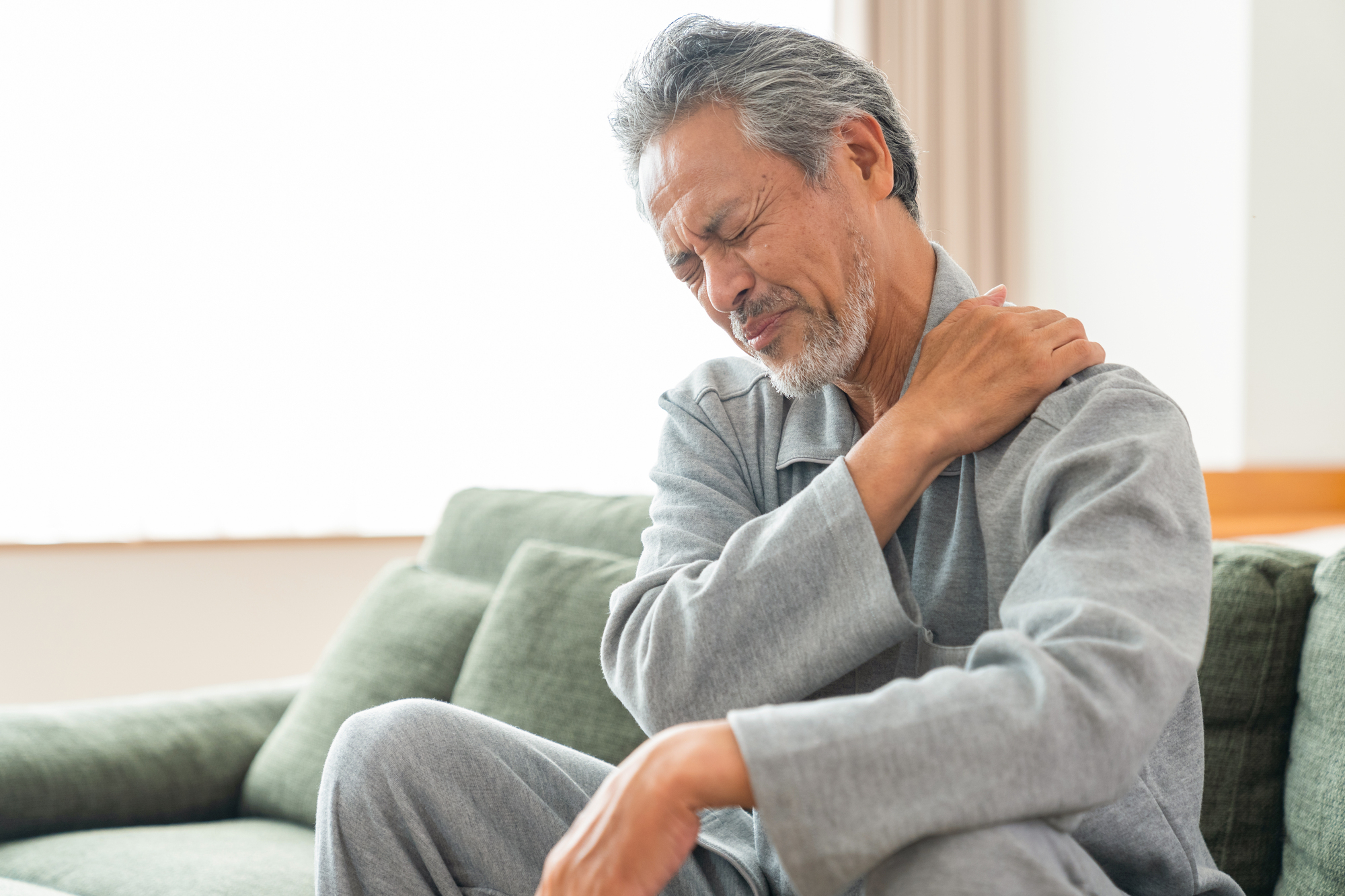 冬に増える“寝違え”はなぜ起こる？首の痛みを繰り返さないための対策