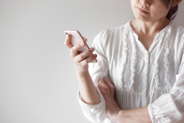 スマホの見すぎで「呼吸」が浅くなる？猫背が招く体調不良の正体