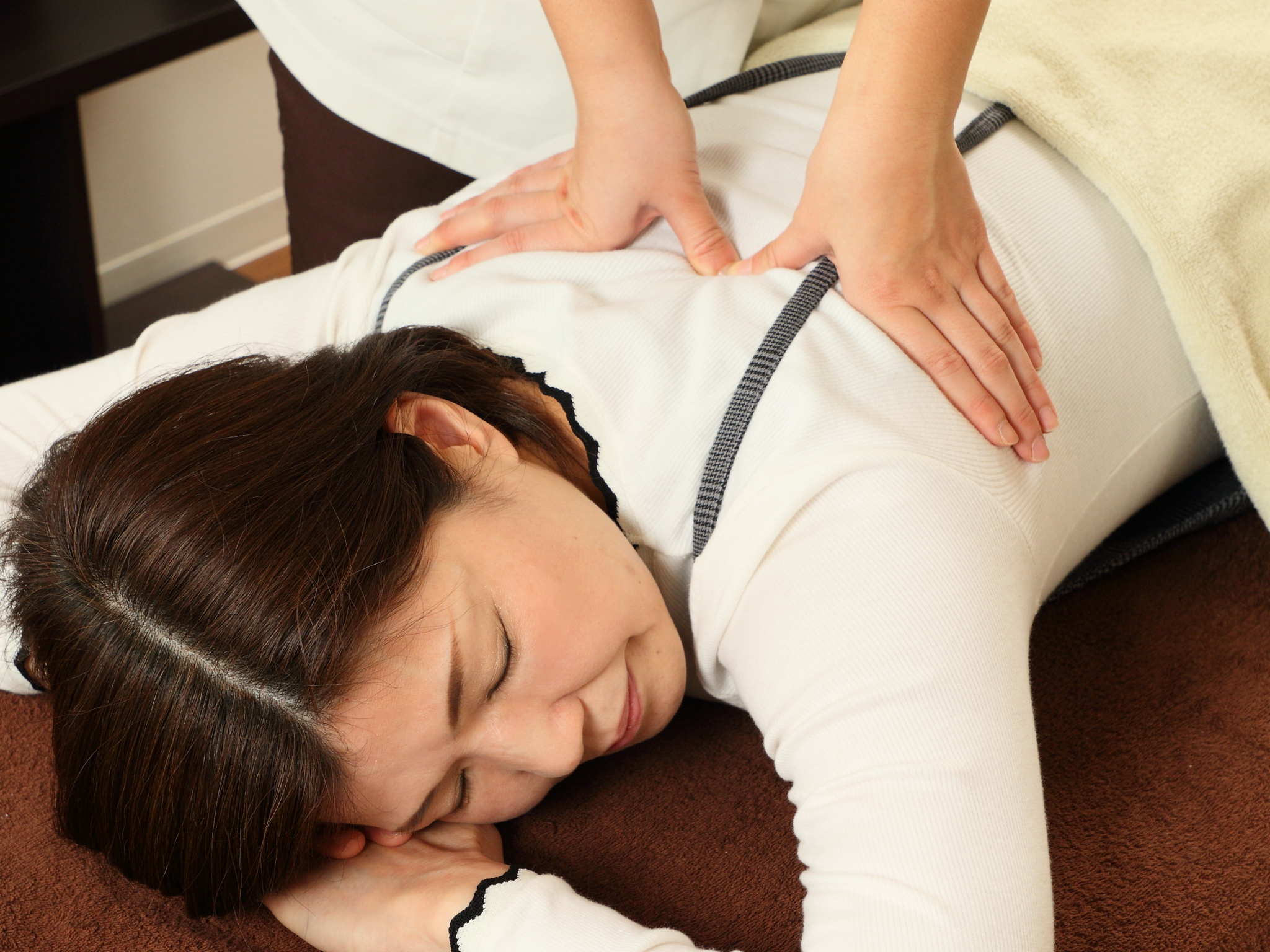 がちがち背中をほぐしたい！背中のコリの原因と解消法をご紹介