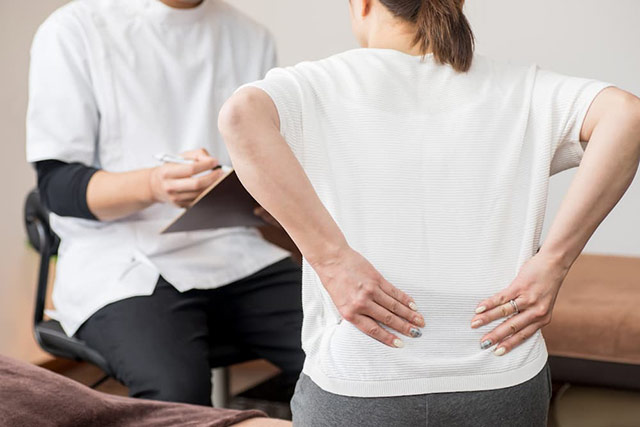 腰痛を相談する女性