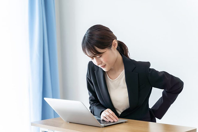 腰痛に悩む女性