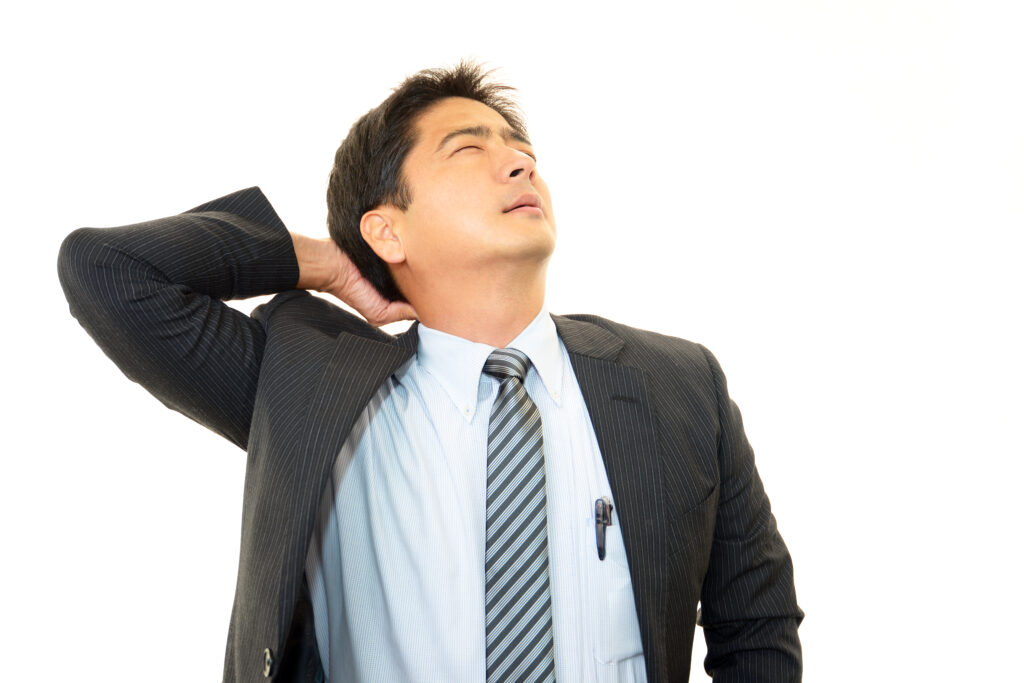 首が痛む男性
